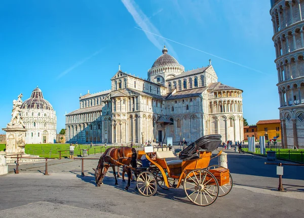 Arabasıyla Pisa Kulesinin Önünde — Stok fotoğraf
