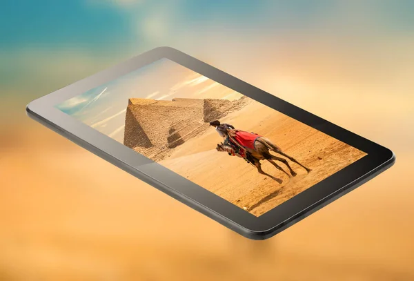 平板电脑屏幕上的埃及照片 — 图库照片