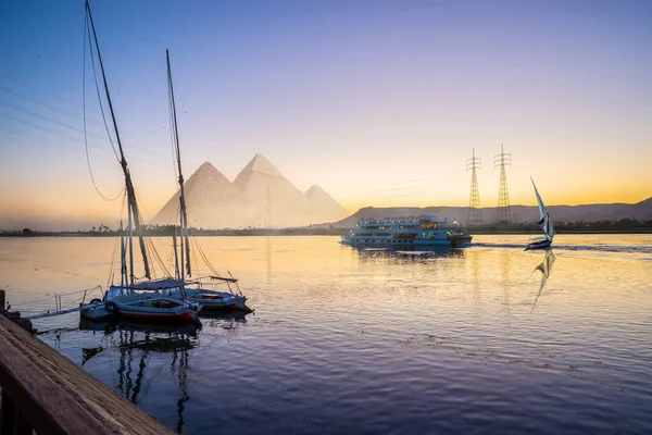 Rzeka Nilu Łodzie Zachodzie Słońca Luksorze Piramidy — Zdjęcie stockowe