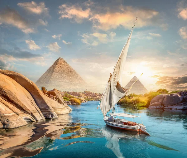 アスワンとピラミッドの日没でナイル川とボート — ストック写真