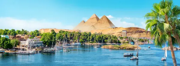 Ποταμός Νείλος Και Βάρκες Στο Ηλιοβασίλεμα Στο Ασουάν Και Πυραμίδες — Φωτογραφία Αρχείου
