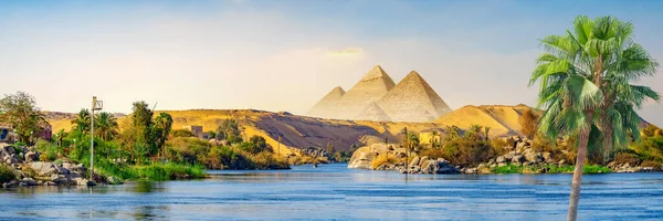 阿斯旺附近的大尼罗河全景和金字塔 — 图库照片