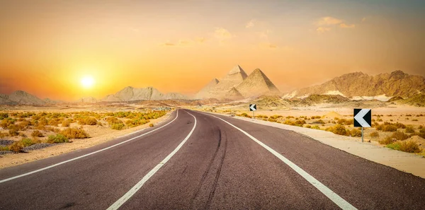 Straße Den Bergen Der Ägyptischen Wüste Und Pyramiden — Stockfoto