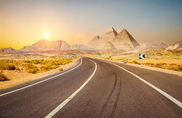 埃及沙漠和金字塔山中的道路 — 图库照片