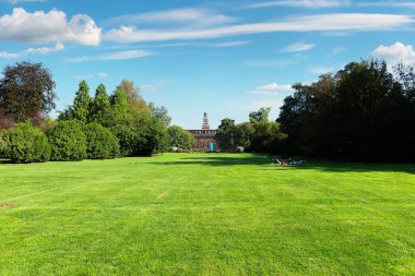 Milano, İtalya 'daki büyük şehir parkı. Sforzesco Kalesi yakınlarındaki Sempione Parkı.