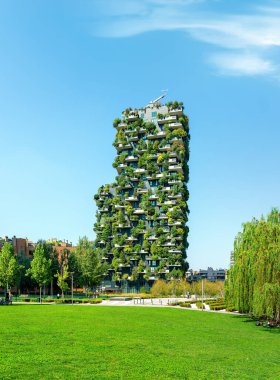 Milan, İtalya - 7 Eylül 2023: Yeşil fütüristik gökdelen Bosco Verticale, dikey orman apartmanı ve balkonlarında bahçeler. Porta Nuova bölgesinde modern sürdürülebilir mimari.