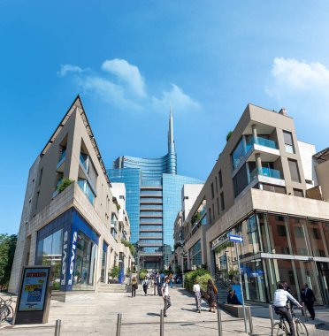 Piazza Gae Aulenti, Corso Como 'dan girişte insanlar yürüyor. Porta Nuova bölgesinde Piazza Gae Aulenti 'deki Unicredit Kulesi, Porta Garibaldi. Milan, İtalya. 7 Eylül 2023