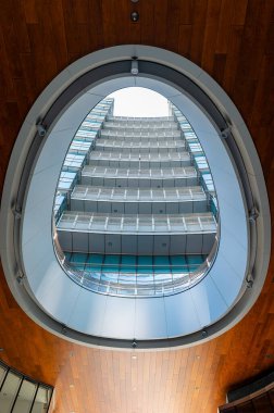 Milan / İtalya - 7 Eylül 2023 Milan Porta Nuova iş merkezinin içeriden fütüristik mimarisine bakış