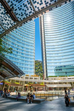 Milan, İtalya 7 Eylül 2023: Piazza Gae Aulenti, Arjantinli mimar C sar Pelli tarafından tasarlanan ve Milano 'nun Centro Direzionale kentinde bulunan 100 metre çapında bir meydandır.