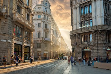 Milan, İtalya - 7 Eylül 2023: Milano 'da dükkanları ve butikleri olan Street Orefici. İtalya