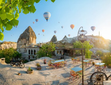 Kapadokya, Türkiye üzerinde uçan sıcak hava balonları
