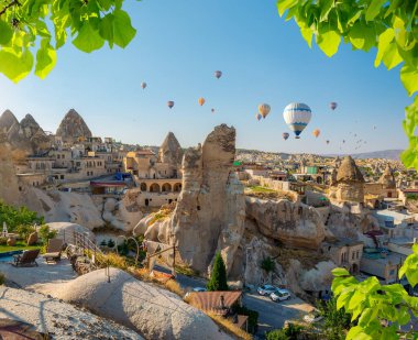 Kapadokya, Türkiye üzerinde uçan sıcak hava balonları