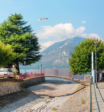 İtalya, Varenna, Como Gölü. Köprü ve su kanalı