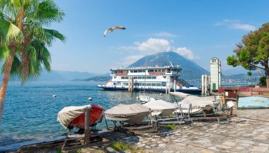 Arka planda dağları olan Varenna eski kasabası, İtalya, Avrupa.