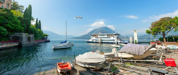 Landschappelijk Uitzicht Jachthaven Met Een Veerboot Varenna Aan Het Comomeer Rechtenvrije Stockfoto's