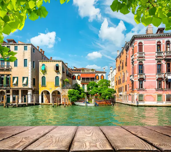 Ξύλινο Τραπέζι Και Θέα Στο Μεγάλο Κανάλι Της Βενετίας Εικόνα Αρχείου