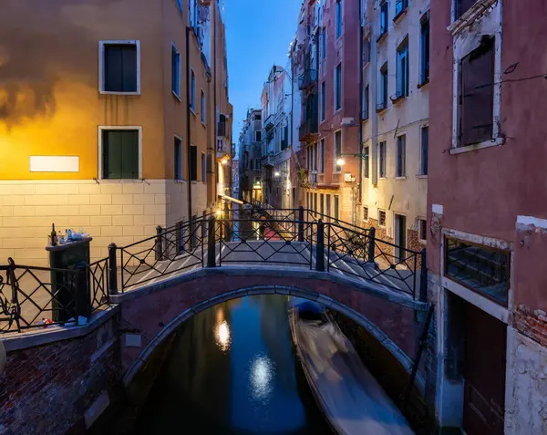Kanalen Och Bro Venedig Vid Solnedgången Royaltyfria Stockbilder