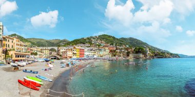 Bogliasco manzarası. Bogliasco, İtalya, Cenova, Ligurya 'da antik bir balıkçı köyüdür. Akdeniz, kumlu plaj ve Bogliasco şehrinin mimarisi