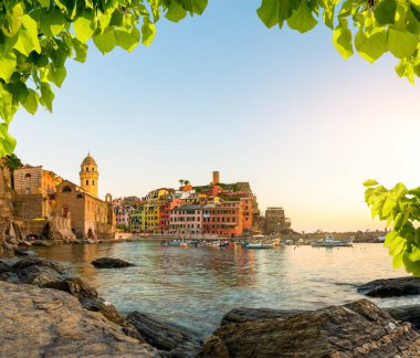 Yazın Vernazza manzarası, Cinque Terre, Liguria, İtalya