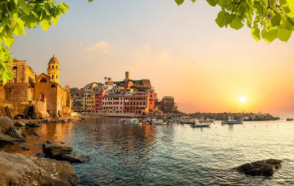 意大利利古里亚Cinque Terre夏季Vernazza景观 图库图片