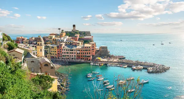 Vista Vernazza Verano Cinque Terre Liguria Italia Imágenes de stock libres de derechos