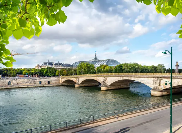 从法国巴黎亚历山大三世桥的观点 — 图库照片