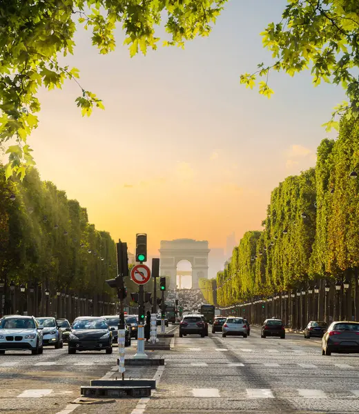 Circulation Sur Champs Elysée Vue Sur Arc Triomphe Paris France Images De Stock Libres De Droits