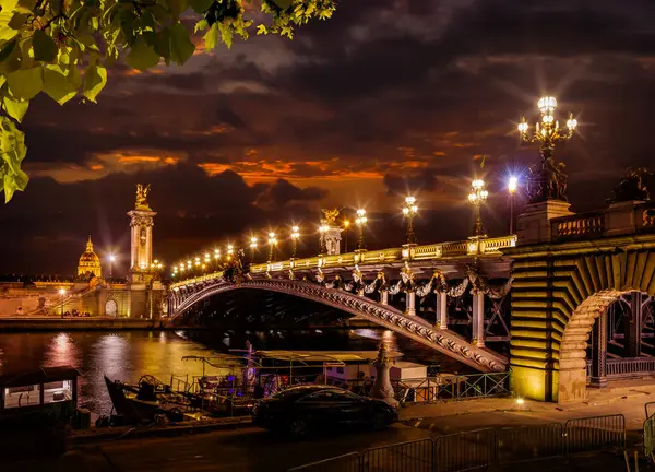 亚历山大三世晚上的桥 — 图库照片