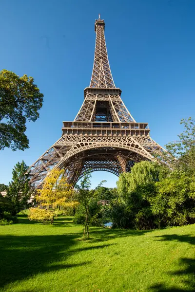 Großer Eiffelturm Paris Und Landschaft lizenzfreie Stockfotos