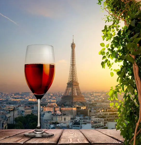 Sklenice Červeného Vína Výhledem Eiffelovu Věž Paříži Stock Obrázky