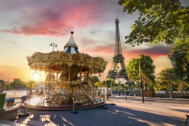 Atlıkarınca, Paris 'teki Eyfel Kulesi' nin yanındaki parkta.