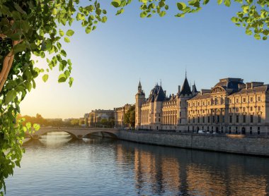 Paris, Fransa 'daki Seine nehri kıyısındaki Anayasa Mahkemesi binası.