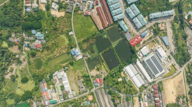 Nakhon Pathom, Tayland 'daki küçük dolambaçlı sokakları ve yolları gösteren hava aracı görüntüsü..