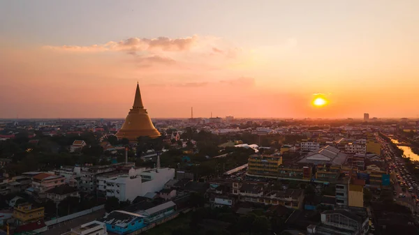 Una Enorme Pagoda Dorada Ubicada Comunidad Atardecer Phra Pathom Chedi — Foto de Stock