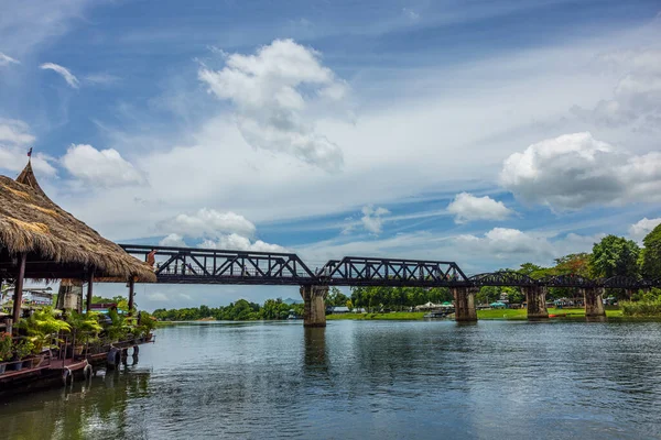 在泰国金亚纳布里葵河上漫步或穿越火车桥的旧铁路线 — 图库照片