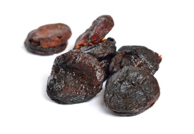 Taşsız, güneşte kurutulmuş kayısılar. Beyaz arkaplanda izole.