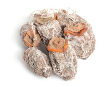 Kurumuş doğu hurmaları beyaz arka planda izole edilmiş..