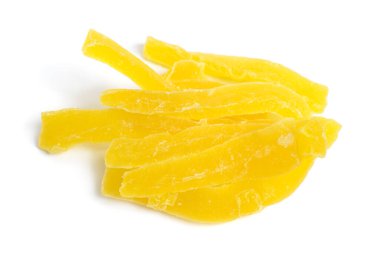 Beyaz arka planda izole edilmiş şekerli kurutulmuş kavun.