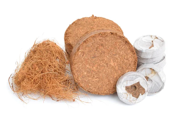 Kokosnoot Kokossubstraat Ingeperste Briket Met Tafeltjes Vezels Geïsoleerd Witte Achtergrond — Stockfoto