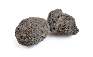 Gözenekli siyah volkanik kaya beyaz arka planda izole edilmiş. Lav taşı, sünger taşı ya da kendine özgü gözenekleri olan volkanik sünger taşı. Beyaz arkaplanda izole.