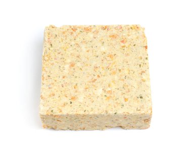 Beyaz arka planda izole edilmiş bezelye çorbası briketi.