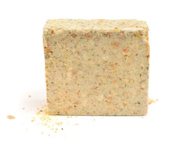 Beyaz arka planda izole edilmiş bezelye çorbası briketi.