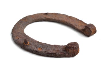 Eski, paslı at nalı beyaz arka planda izole edilmiş..