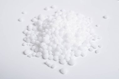 Urea, ayrıca beyaz arkaplanda karbamid olarak da bilinir..