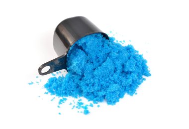 Bakır sülfat, ayrıca bakır sülfat, mavi vitriol, mavi vitriol, bakır vitriol ve Roma vitriolü olarak da bilinir. Beyaz arkaplanda.