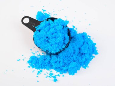 Bakır sülfat, ayrıca bakır sülfat, mavi vitriol, mavi vitriol, bakır vitriol ve Roma vitriolü olarak da bilinir. Beyaz arkaplanda.