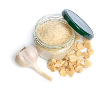 Beyaz arkaplanda kurumuş sarımsak tozu var..