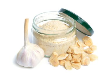 Beyaz arkaplanda kurumuş sarımsak tozu var..