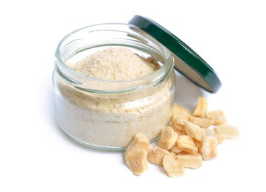 Beyaz arkaplanda kurumuş sarımsak tozu var..