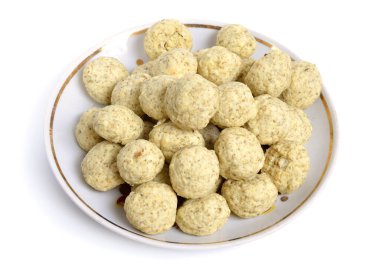 Kashk, qurut, gurt, chortan veya aaruul ve khuruud. Otlar beyaz arka planda izole edilmiş.